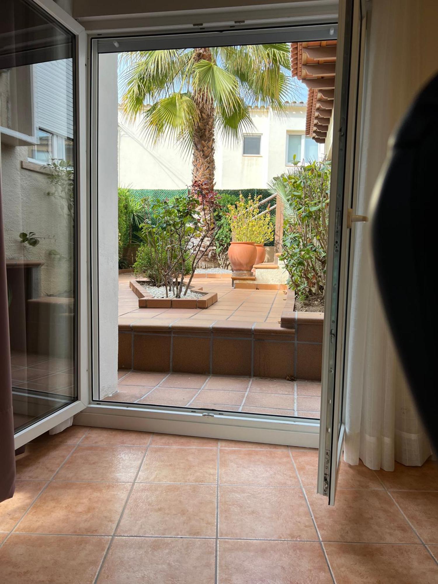 Nuria,centro Del Pueblo,planta Baja Con Jardin, Aire Acondicionado *